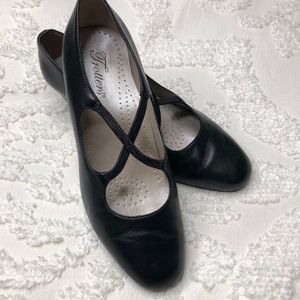 Trotters Jamie black inch and half heel